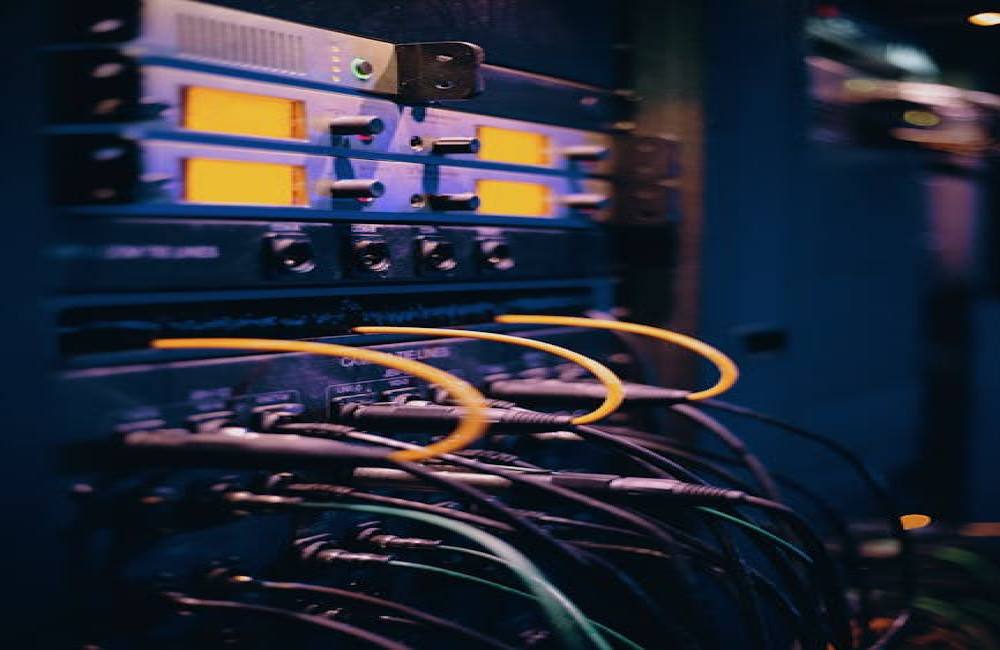 Wat is de oorsprong van de term 'internet' en hoe werkt het?