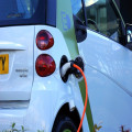 Wat kost het thuis opladen van een elektrische auto per 100 km in 2026