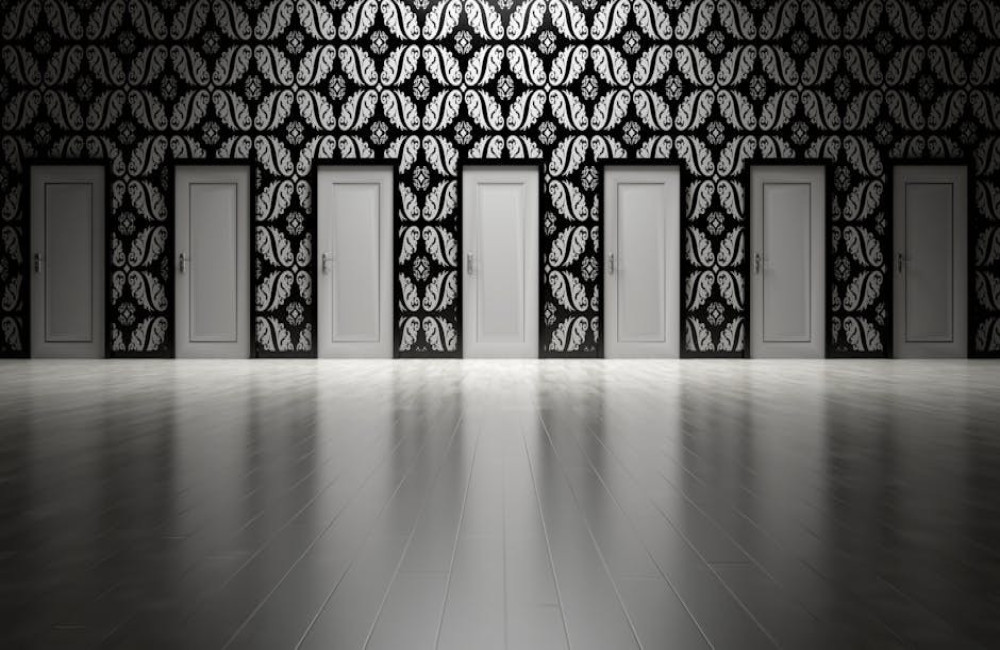 Wat betekent het spreekwoord 'de kogel is door de kerk'?