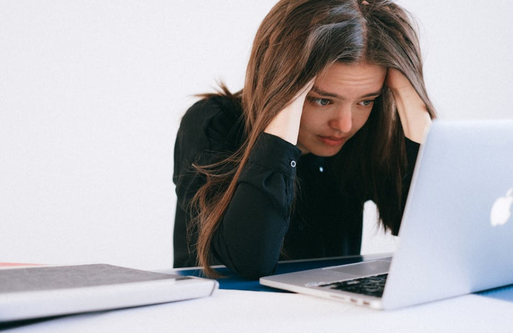 Wat betekent het spreekwoord 'iemand blij maken met een dode mus'?