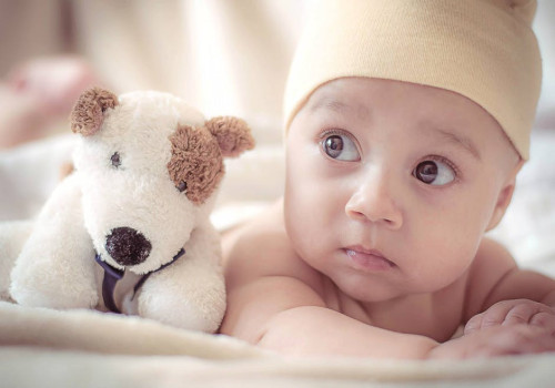 Waarom zijn knuffels en knuffeldoekjes belangrijk voor een baby?