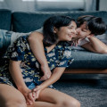 Waarom zeggen we 'iemand de oren van het hoofd praten'?