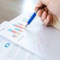 Wat is een infodump en hoe wordt het gebruikt in fictie en artikelen?