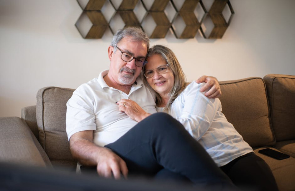 Waarom een bank laten reinigen door een professional belangrijk is